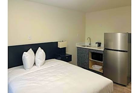Queen Room - Disability Access - Non-Smoking
