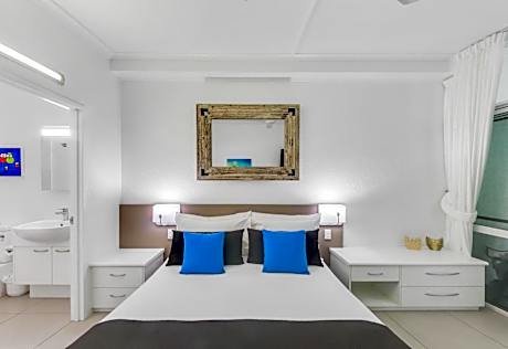 Queen Studio with Small Courtyard