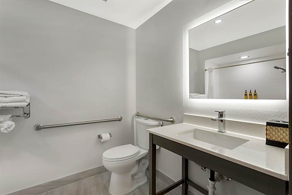 Best Western Plus First Coast Inn & Suites