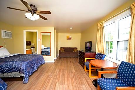 Deluxe Queen Room with Two Queen Beds