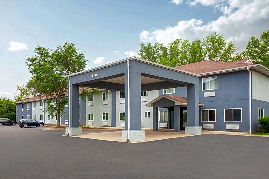 Super 8 by Wyndham McHenry/Fox Lake Area