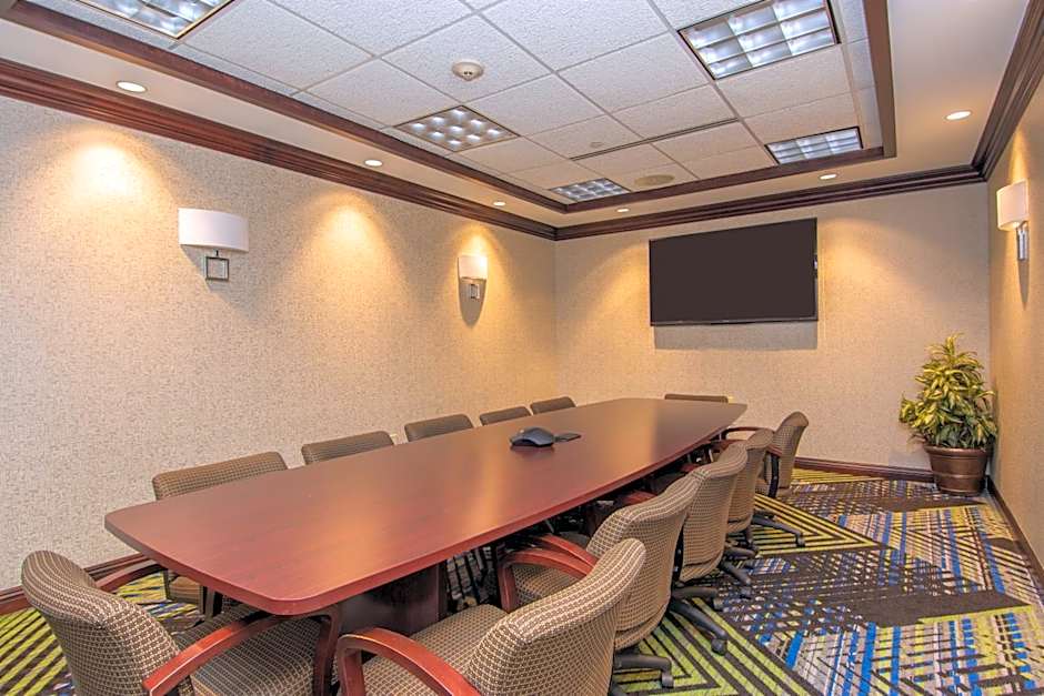 Holiday Inn Express and Suites Springfield Medical District By IHG