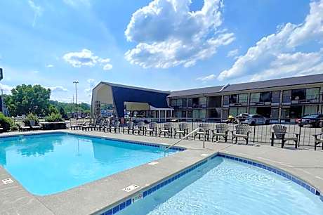 Travelodge by Wyndham Pigeon Forge Dollywood Lane
