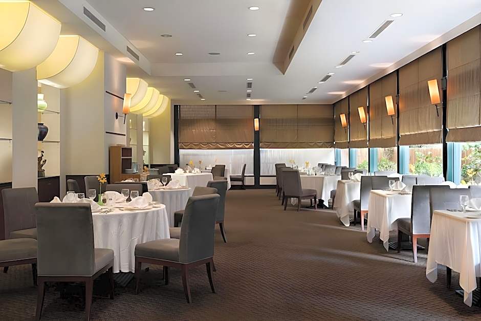 Lakeshore Hotel Metropolis