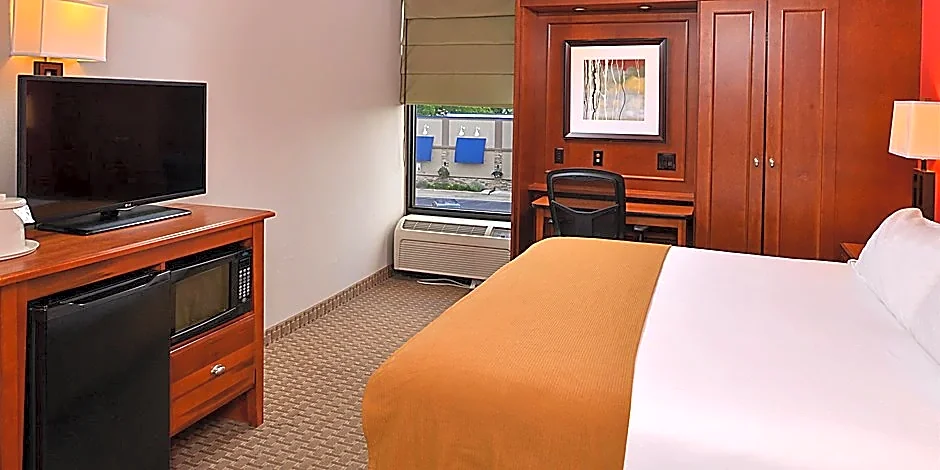 Holiday Inn Express Crestwood By IHG