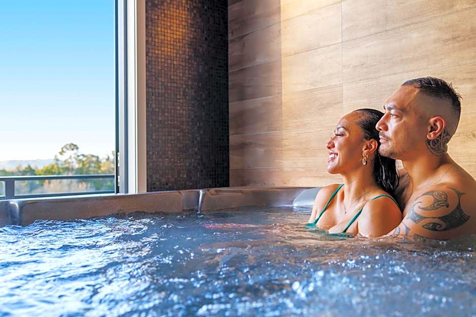 Hidden Lake Hotel & Apartments