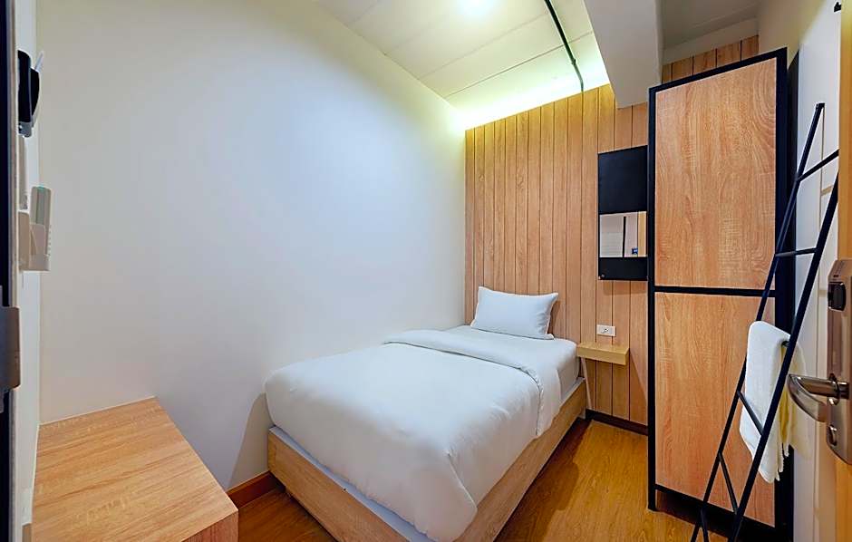 Siam Subway Hostel and Cafe