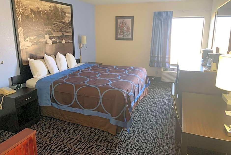 Super 8 by Wyndham Galesburg