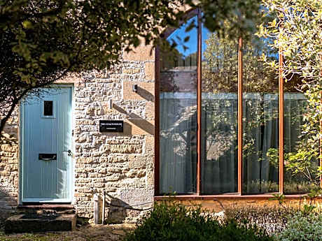 Three-Bedroom Manor Cottage with Two Double Beds and One Twin Bed