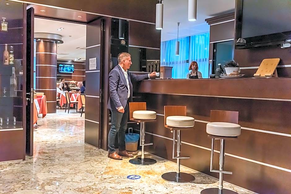 Dado Hotel International