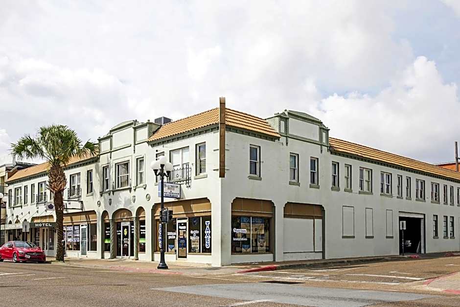 OYO Cameron Historic Hotel Brownsville I-69E