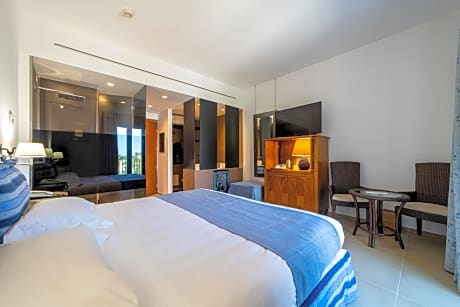 Deluxe Triple Room with Partial Sea View