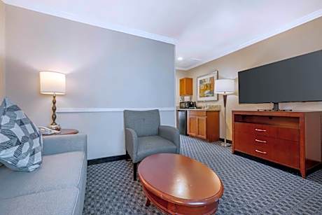 King Suite with Balcony - Non-Smoking