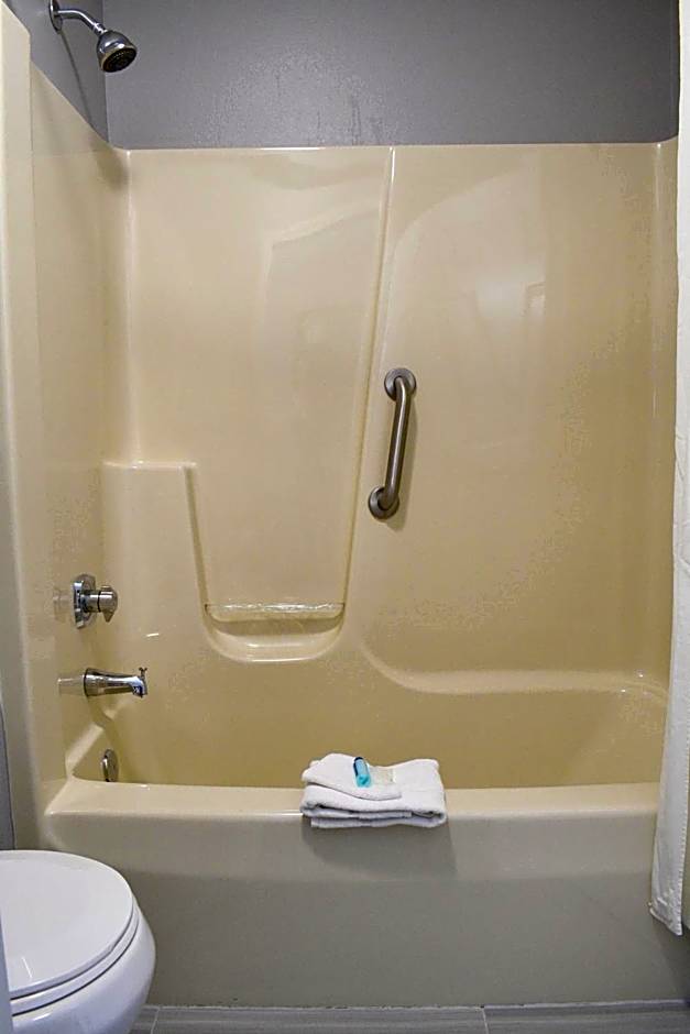 Adams Inn and Suites