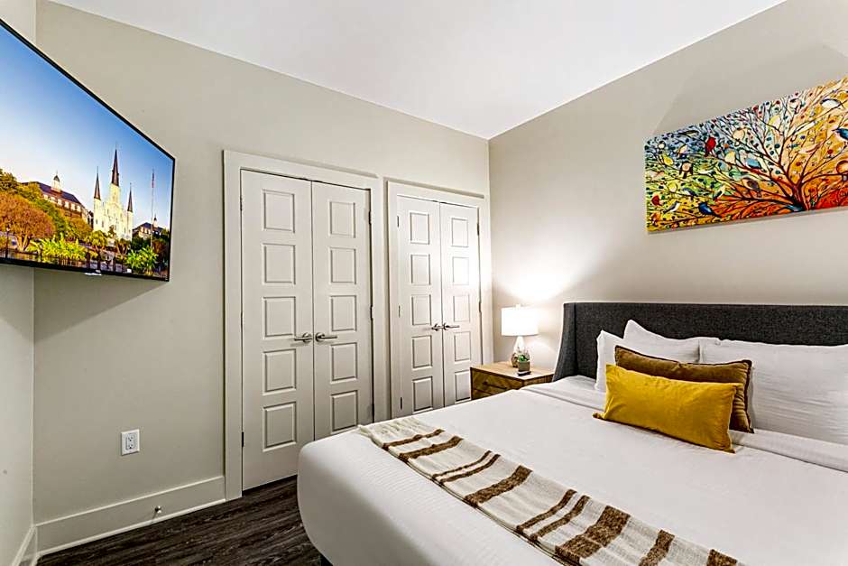 Spacious 4BR Luxury Condo Steps to French Quarter