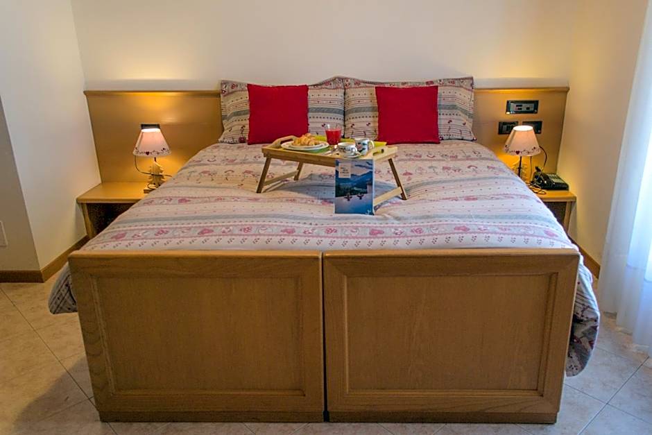 Photo 1 of 9 of Quintuple Room