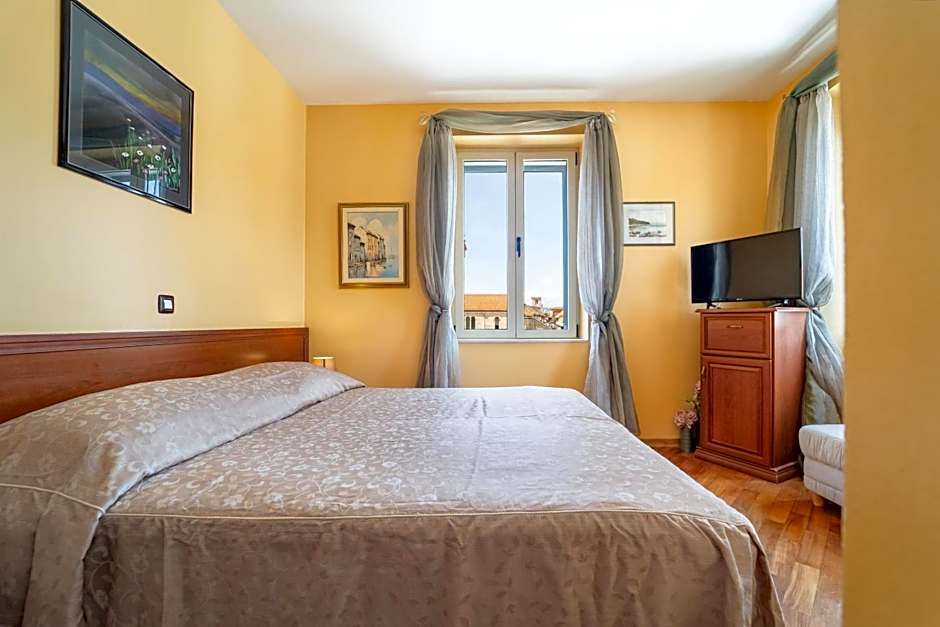 Hotel Peristil