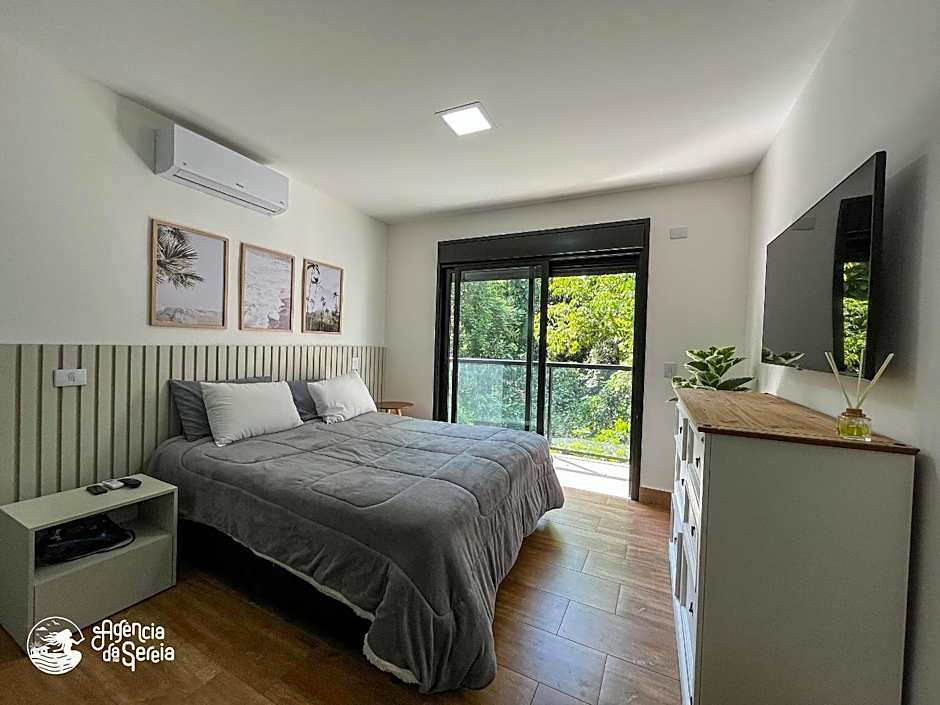 Casa em condomínio perto da Praia da Feiticeira