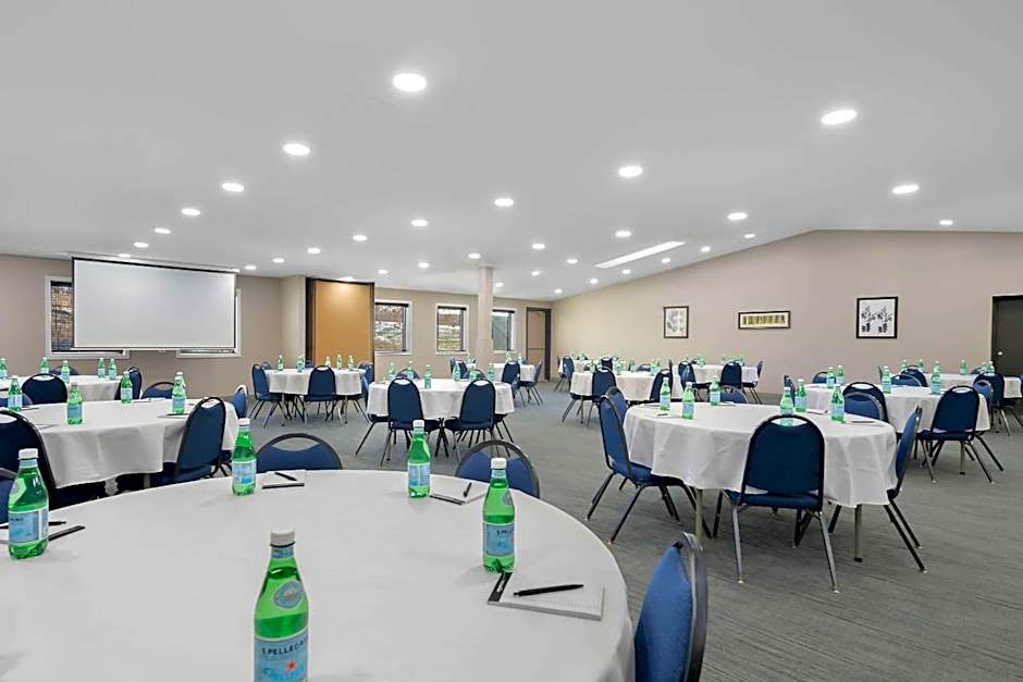 Country Inn & Suites by Radisson, Coon Rapids, MN