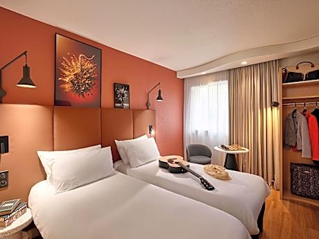 Room with 2 single-size beds