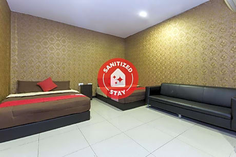 OYO 439 Night Queen Hotel