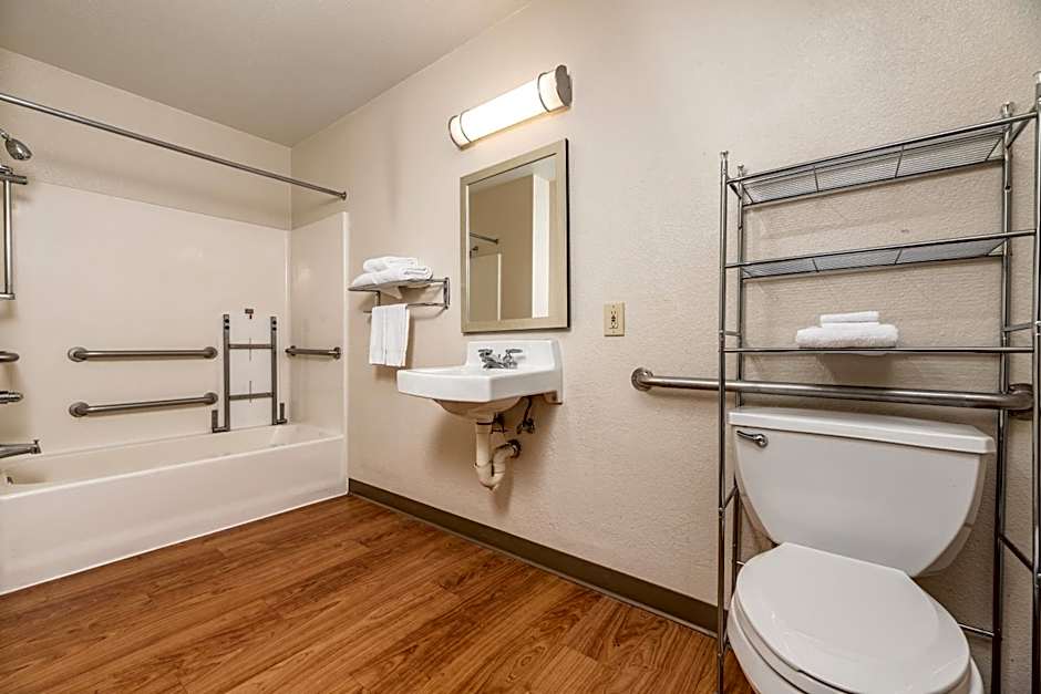 HomeTowne Studios Fresno - West