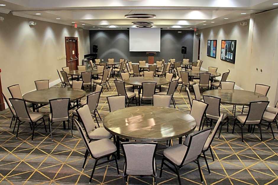 Holiday Inn Atlanta - Gas South Arena Area by IHG