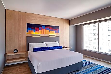 Savvy, Suite, 1 King, City View, Corner Room
