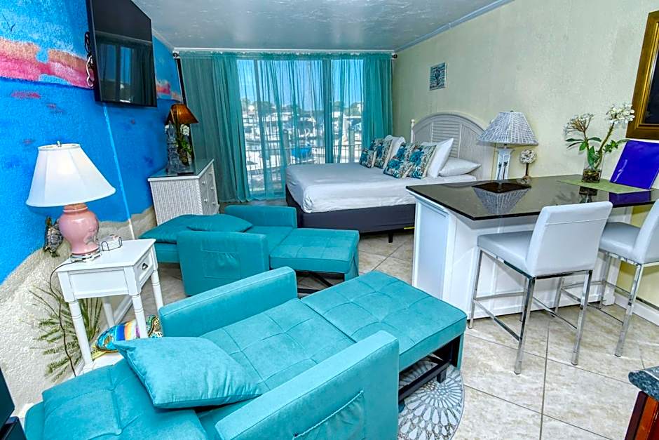 Waterfront Room, Heated Pool, Tiki Bar & Grill