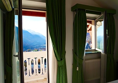 Standard Single Room with Mountain View