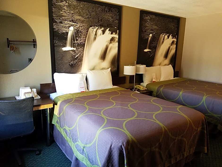 Super 8 by Wyndham Bentonville