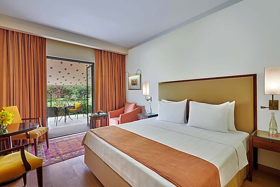 Foto 1 di 3 di Premier Garden View Room with Patio - Twin