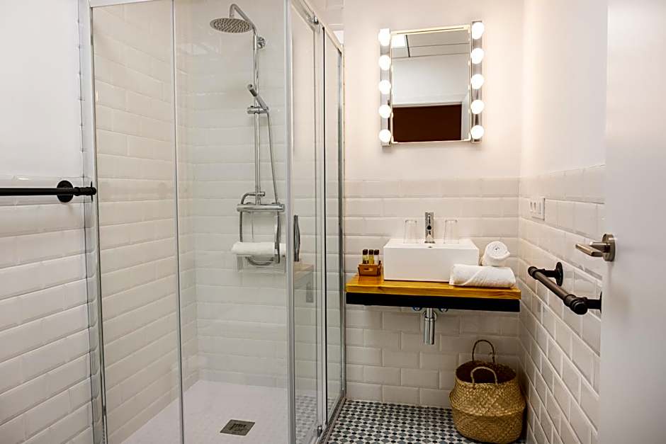 GOMEZ ROOMS