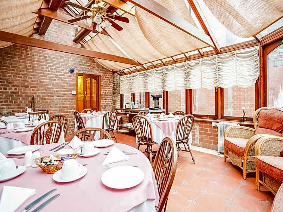 OYO The Rowers Hotel