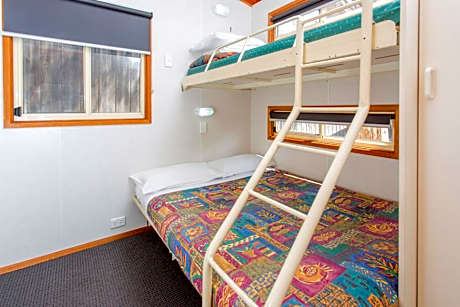 One Bedroom Deluxe Cabin (5 Berth)