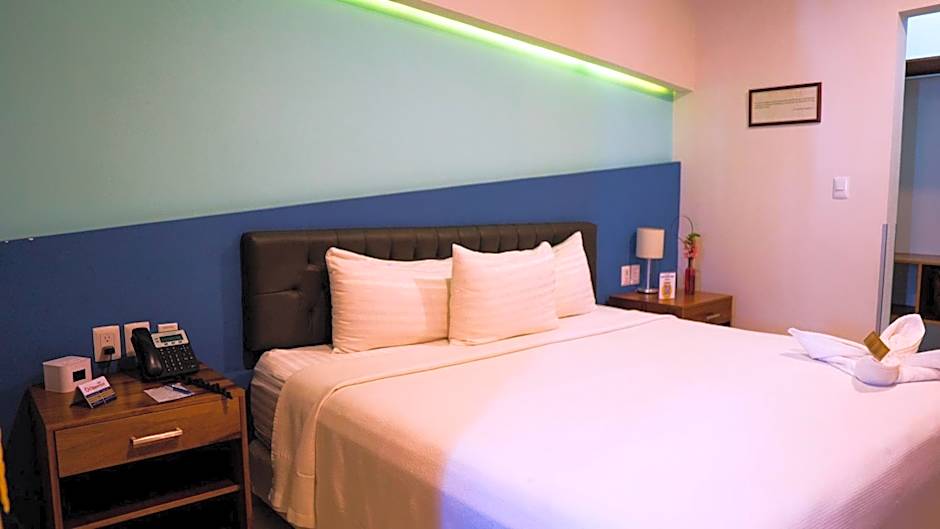 Photo 1 of 12 of Deluxe 1 King Bed