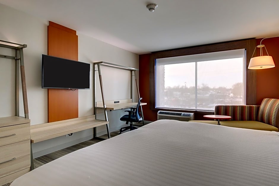 Holiday Inn Express & Suites Galesburg, an IHG Hotel