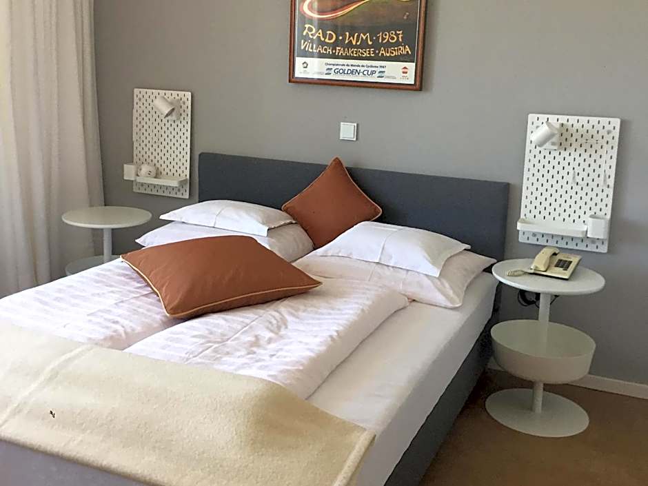 Dietrichsteinerhof Apartments & Rooms