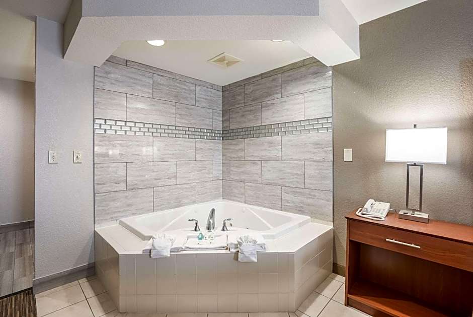 Quality Inn & Suites Lodi I-90