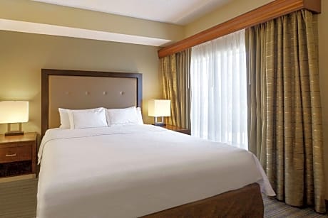 1 Bedrm Ste 1 King Mob/hearing Acc Ri Shwr Nsmk Vis Firealrm/door/phn Alrt-ktchn-sofabd Free Wifi-da