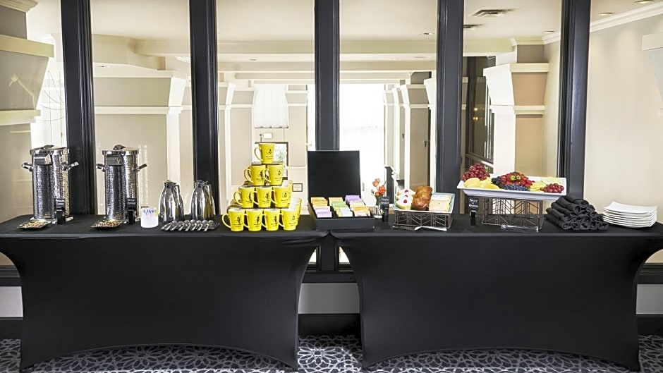 Staypineapple, An Iconic Hotel, The Loop