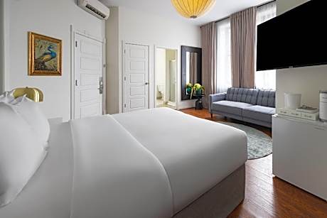 1 Queen Bed Deluxe Room Non-Smoking