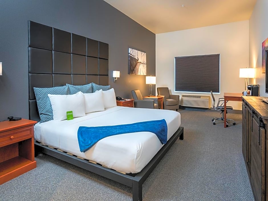 Wood River Inn & Suite