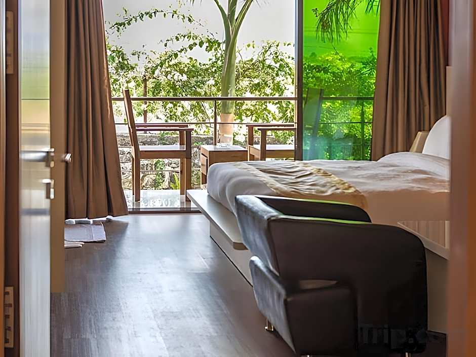 Saj By The Lake - Malshej Ghat Hotel