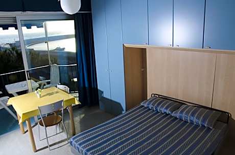 Deluxe Room (2 Adults + 1 Child)