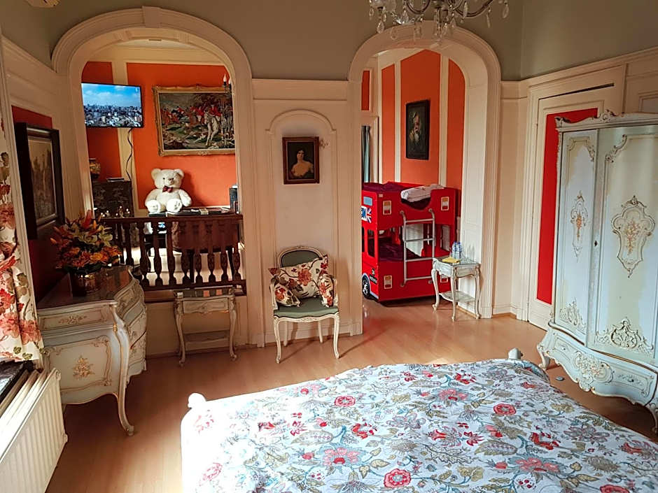 Château Lambert Moulinsart Hotel, shuttle airport, long term parking, snooker, large terrasse, dinner, breakfast