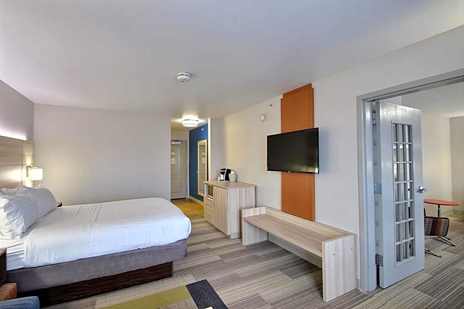 Holiday Inn Express Hotel & Suites Milwaukee Airport By IHG