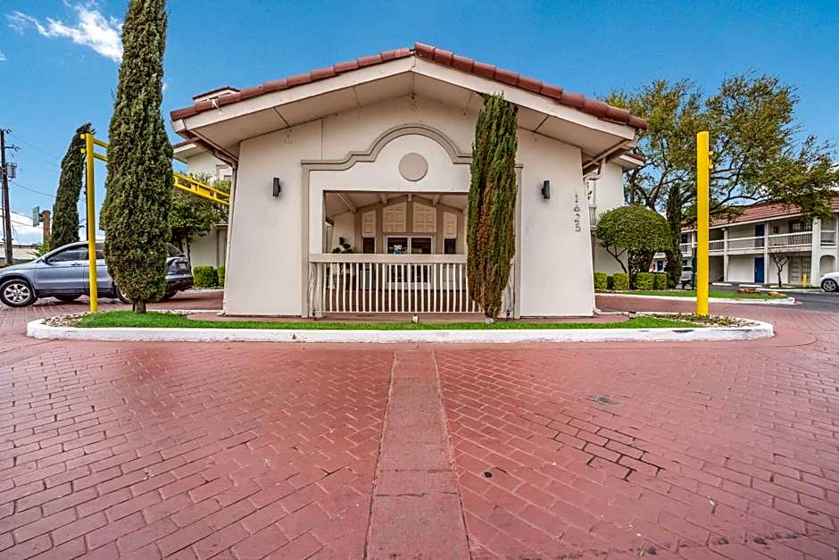 Motel 6 Dallas Market Center