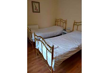 Standard Twin Room with Shared Bathroom