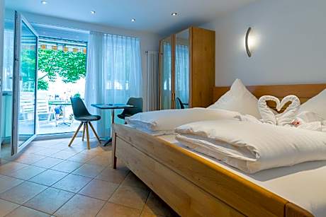 Ferienwohnung-Modern-Eigenes Badezimmer-Blick auf den Hafen-Dachgeschoss
